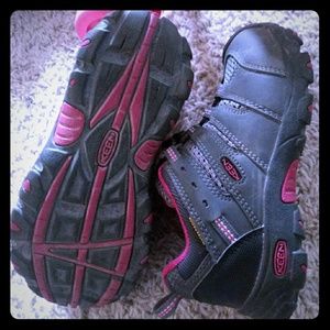 Gray/pink Keen kids sz12